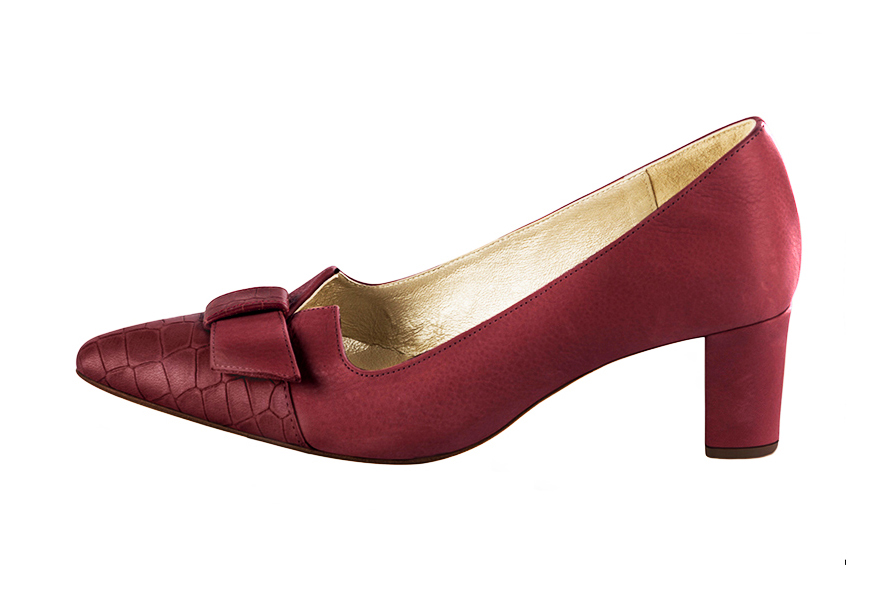Burgundy red women's dress pumps, with a knot on the front. Tapered toe. Medium block heels. Profile view - Florence KOOIJMAN